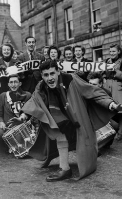 Students gathering for a rectorial election in 1947 (photo: Special Collections)